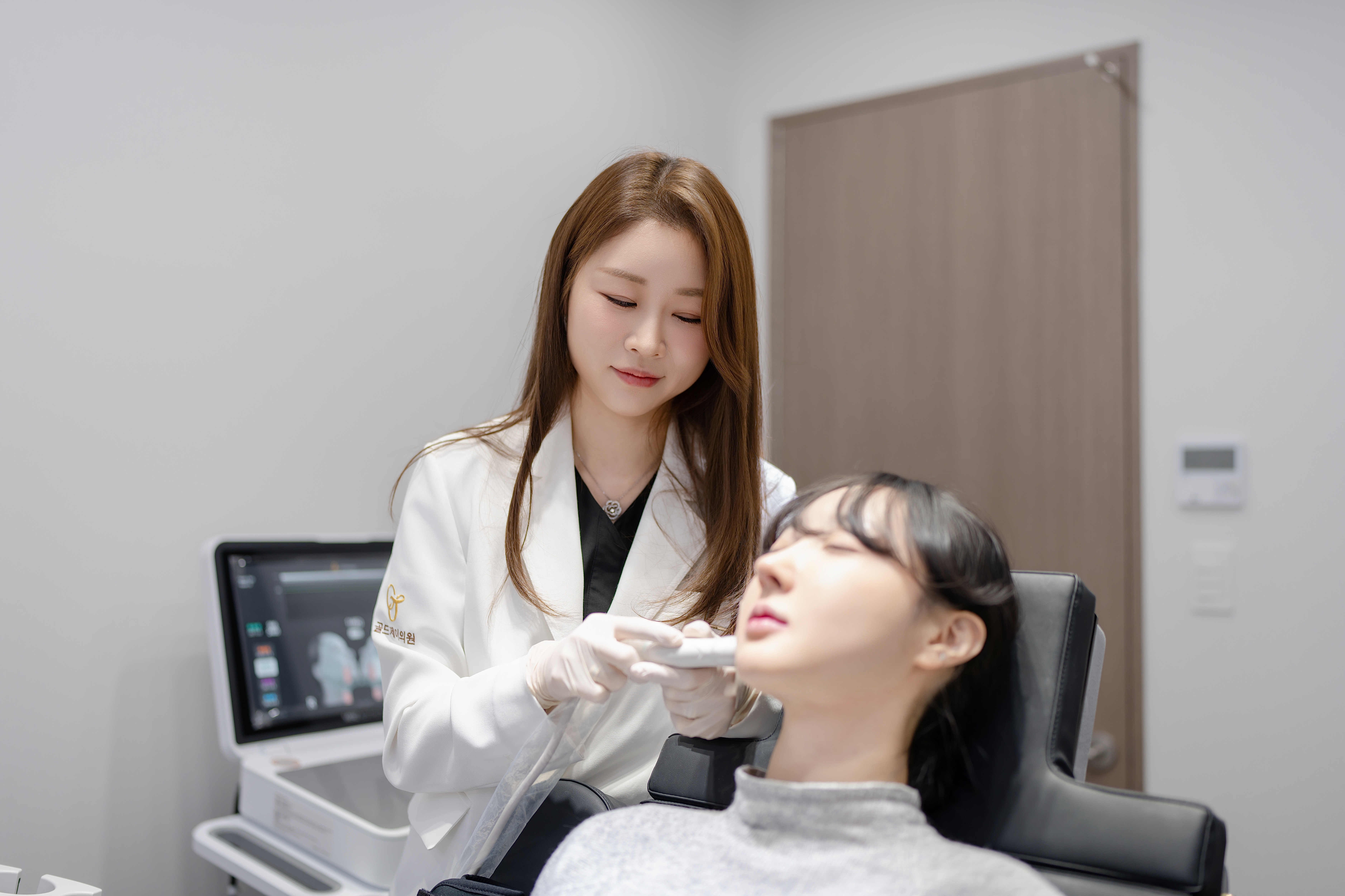 진단용 초음파로 피부 구조를 확인하는 장면
